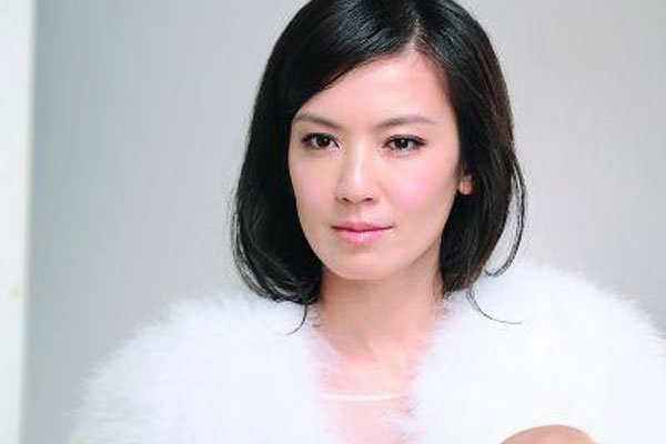 林熙蕾和李艾长得像 五官和脸颊的地方最相似相比李艾更爱笑