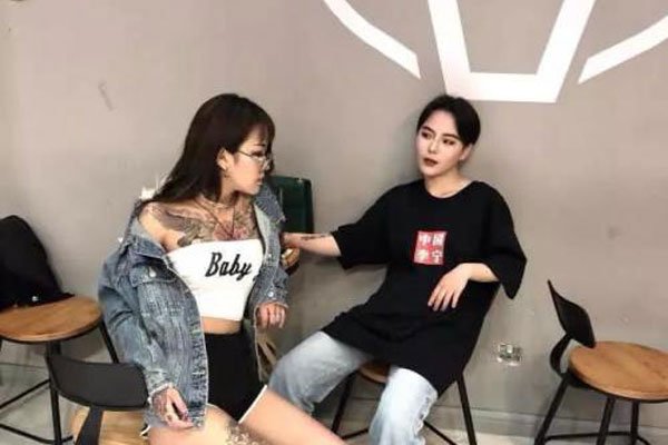 杨清柠顾茜茜的同框照怎么回事 顾茜茜送杨清柠的aj