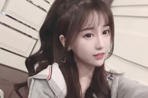 杨清柠顾茜茜的同框照怎么回事 顾茜茜送杨清柠的aj