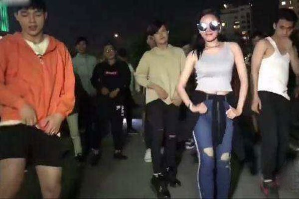 抖音跳舞骚气的泰国歌 太魔性了很难不被洗脑