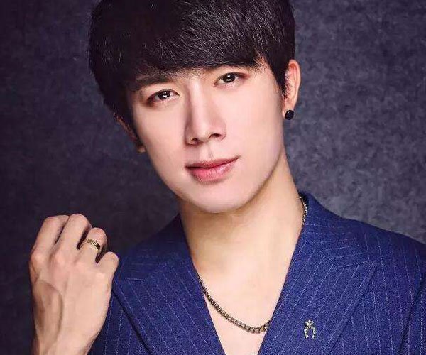 李明霖李宏毅是什么关系 是亲兄弟吗关系怎样