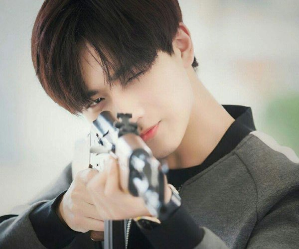 李明霖李宏毅是什么关系 是亲兄弟吗关系怎样