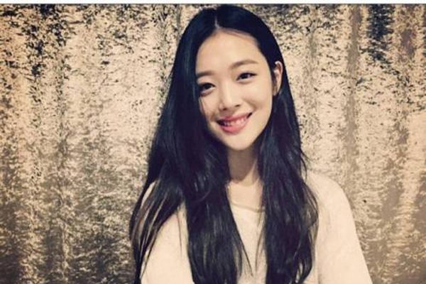 崔雪莉ktv照片事件真实还原 穿着暴露性感在ktv的照片