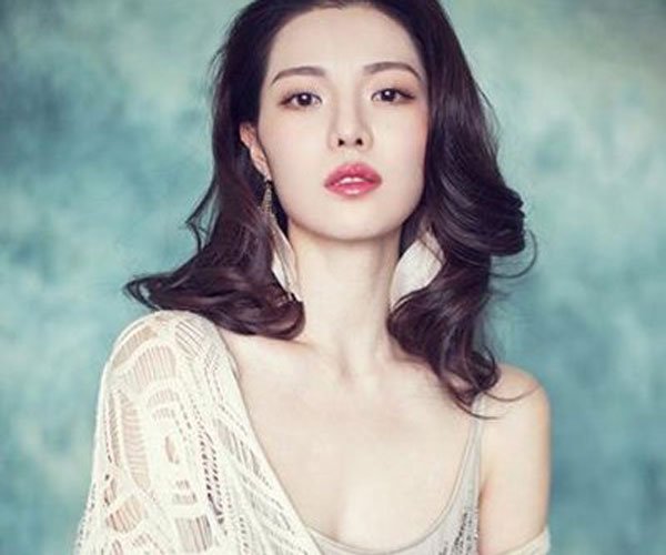 钟楚曦尺度大开 钟楚曦打baby导演还给删了