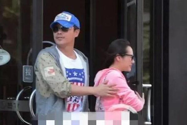 陈思成夜会两位女演员是谁 美女妖娆的身材吸引人
