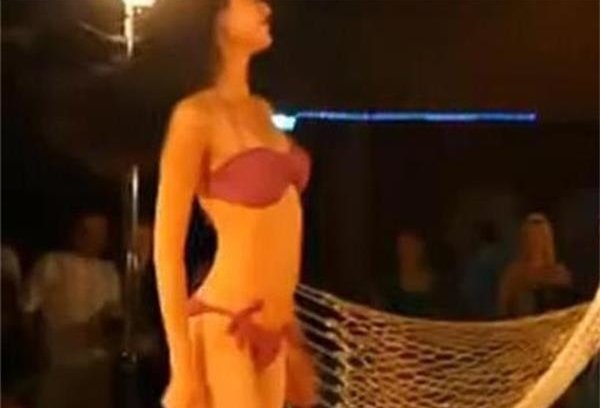马凡舒泳装掉落内裤图 走秀时泳裤意外滑落