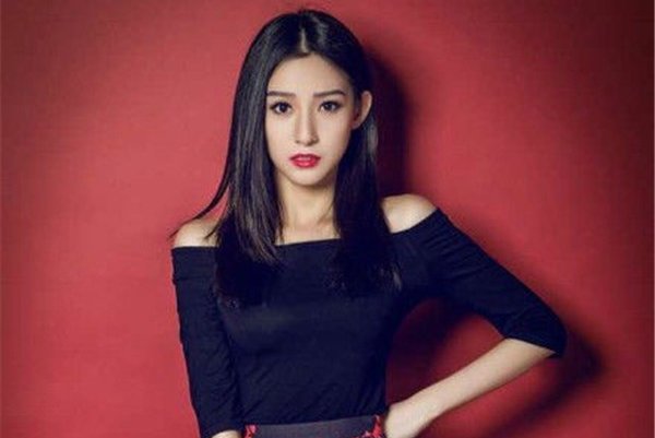 马凡舒泳装掉落内裤图 走秀时泳裤意外滑落