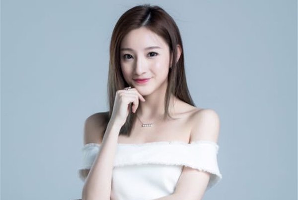马凡舒泳装掉落内裤图 走秀时泳裤意外滑落