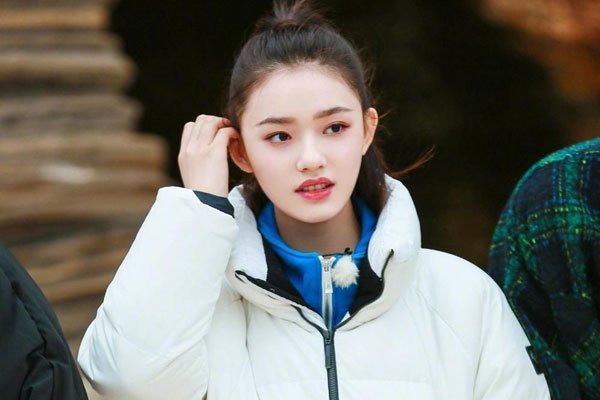林允向胡一天道歉 周星驰可能是把她当成女儿了吧