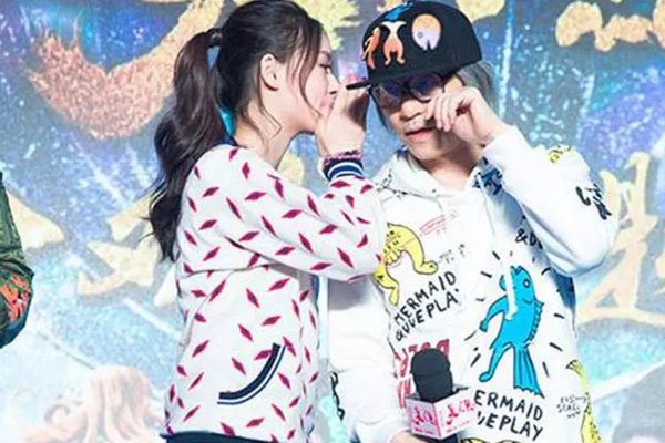 林允向胡一天道歉 周星驰可能是把她当成女儿了吧