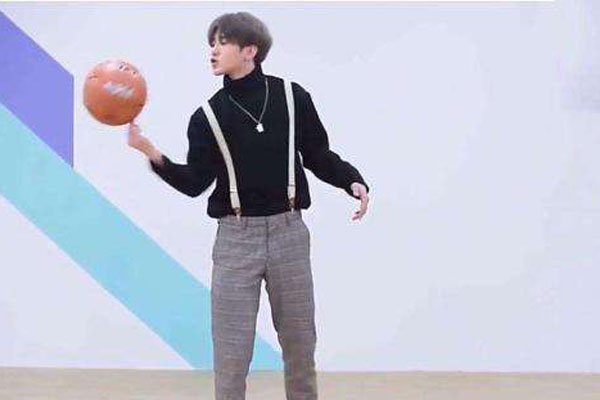 蔡徐坤打篮球视频为什么这么火 都是黑他的比较多