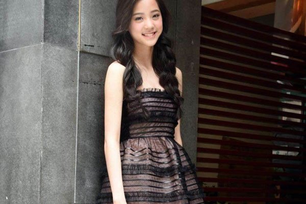 欧阳娜娜比基尼照片 刚成年就被说三级父母背锅