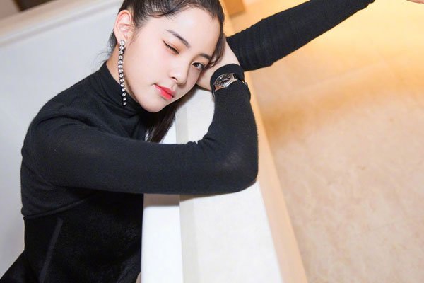 欧阳娜娜比基尼照片 刚成年就被说三级父母背锅