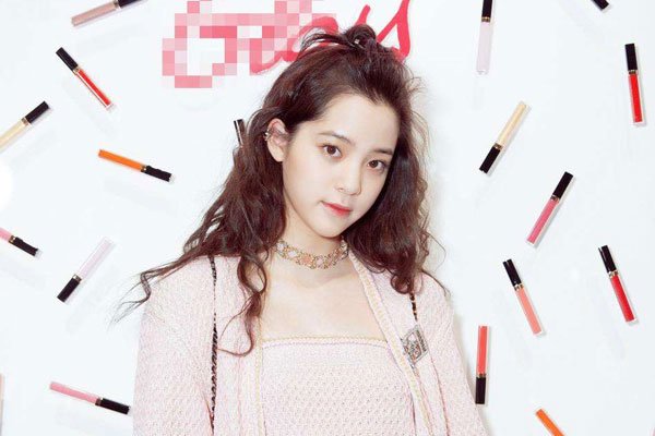 欧阳娜娜比基尼照片 刚成年就被说三级父母背锅