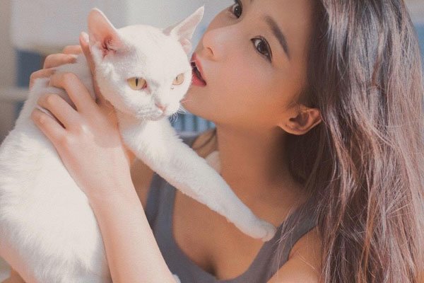 戚蓝尹做作吗?以前有男友吗 若风只是朋友嫁给富豪了