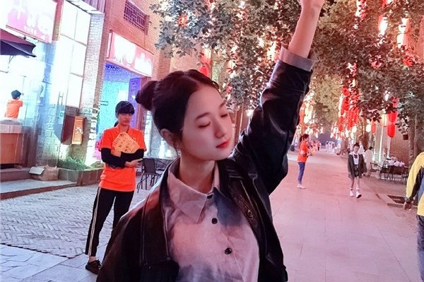 网红张曼如玉个人简介 建立了一个创业讨论小组