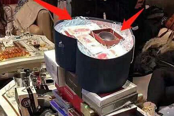 富婆榨干三男子真相 为了钞票男人的尊严算什么