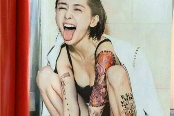 王子文露内底毛 下半身摆出的是一个英文字母“M”