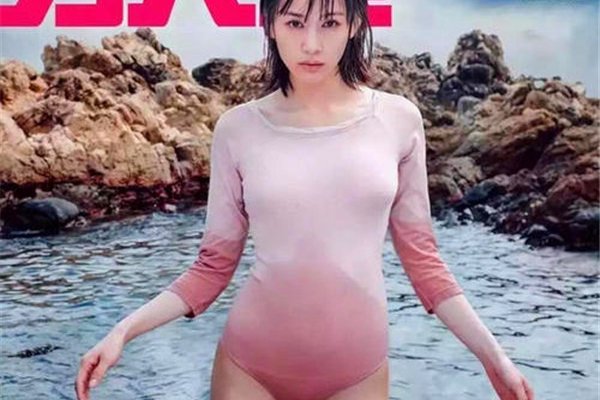 王子文露内底毛 下半身摆出的是一个英文字母“M”