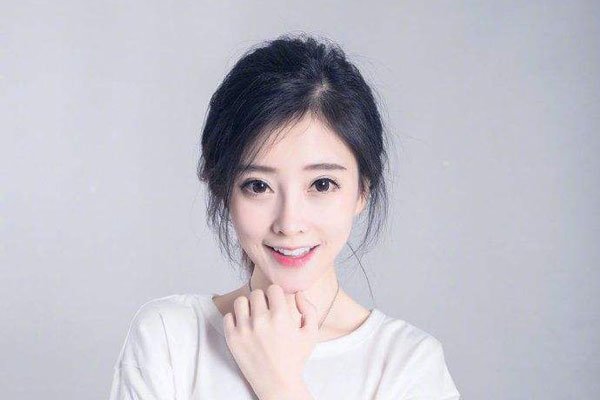 冯提莫给小刚做评 被骂没资格改变不了网红身份