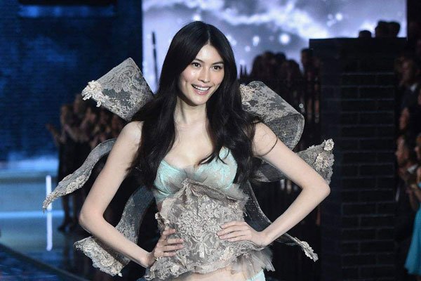 超模奚梦瑶内衣秀性感 结婚生子是经济危机导致