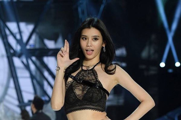 超模奚梦瑶内衣秀性感 结婚生子是经济危机导致