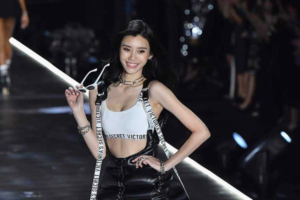 超模奚梦瑶内衣秀性感 结婚生子是经济危机导致