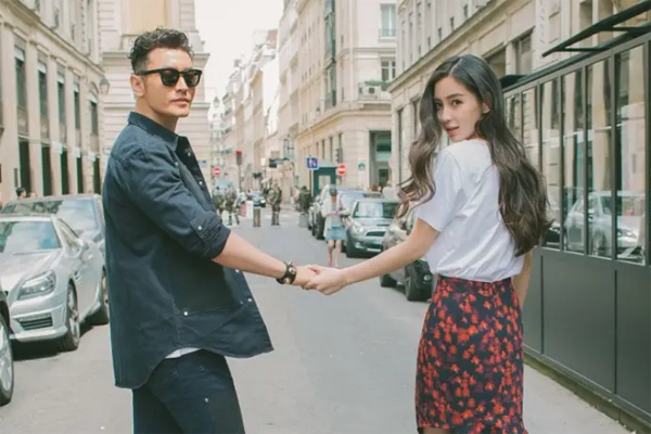 黄晓明亲吻杨颖没衣服 杨颖和黄晓明离了婚是真的吗
