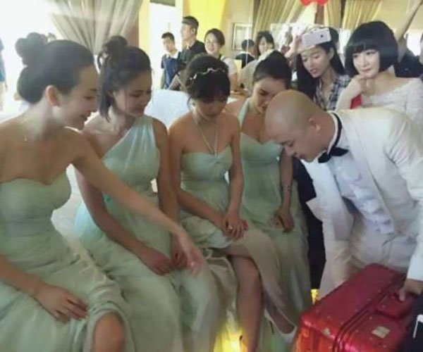 柳岩伴娘事件是什么情况 第一该道歉的不该是婚礼主人吗