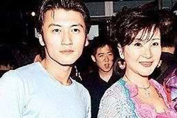 狄波拉个人资料简历 年轻的时候图片是谢贤第几任