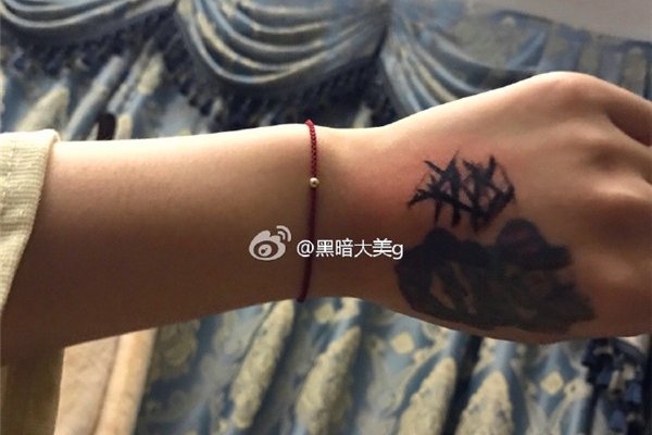 马僖嘉后背纹身照片 为了当网红纹的也够拼了