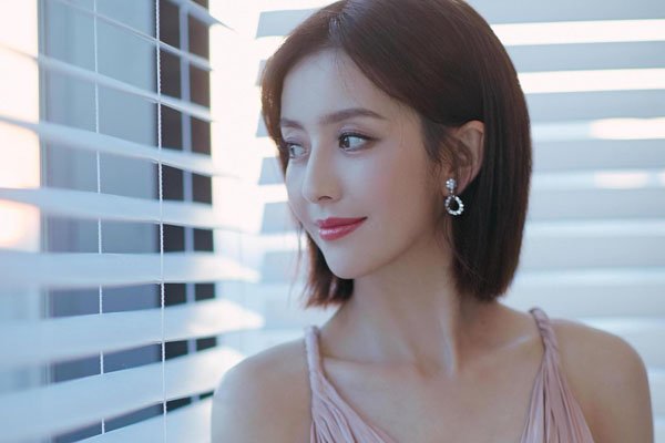 佟丽娅真男没戴胸罩 刚刚生完孩子就出来拍戏很辛苦
