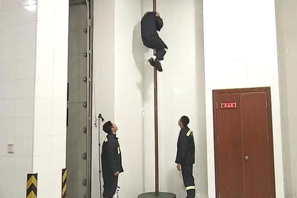 乐嘉蛋碎事件是什么节目 了不起的挑战中他好惨啊