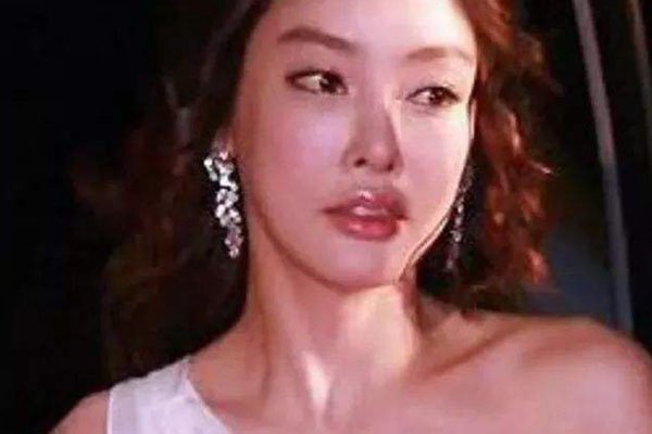 张紫妍的三开门是指什么 上吊自杀抑郁是罪魁祸首可笑