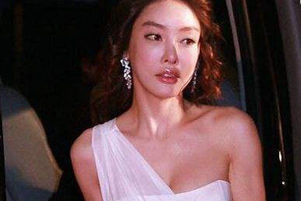 张紫妍的三开门是指什么 上吊自杀抑郁是罪魁祸首可笑