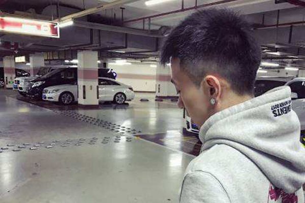 秦奋爸爸秦肆新 爸爸背景有私人飞机真正的大富豪