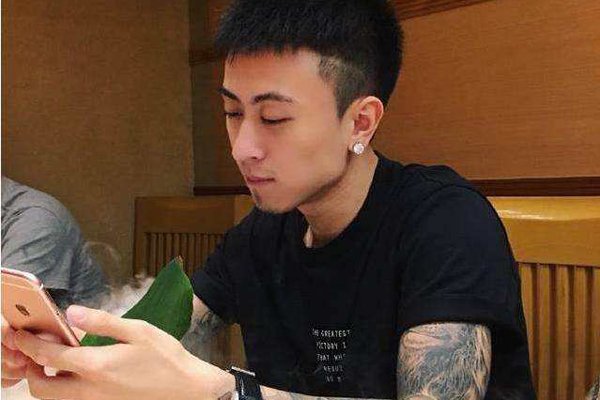 秦奋爸爸秦肆新 爸爸背景有私人飞机真正的大富豪