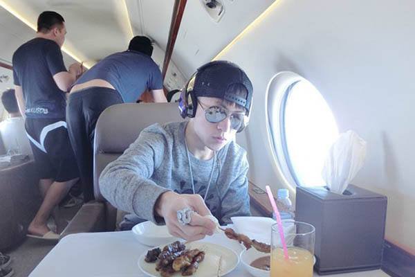 秦奋爸爸秦肆新 爸爸背景有私人飞机真正的大富豪
