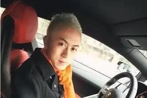 秦奋爸爸秦肆新 爸爸背景有私人飞机真正的大富豪