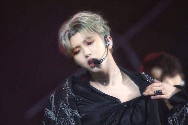 蔡徐坤摸档gif+掏裆舞gif 网友评论像夜店小哥
