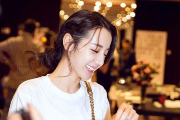 圈内人士评价迪丽热巴 这样评价爆红的人挺意外的
