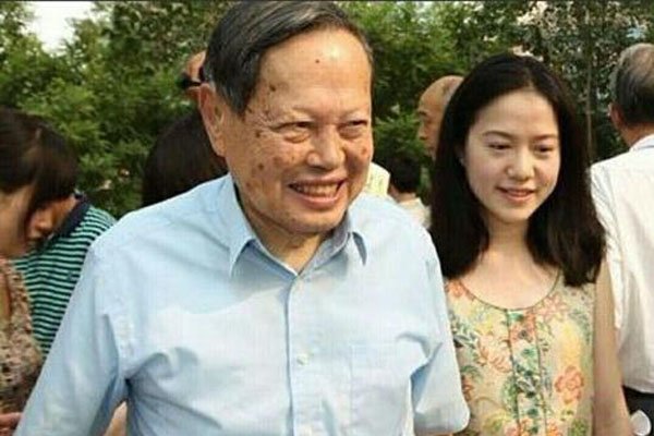 翁帆为97岁杨振宁产下一子是真的吗 杨振宁称不宜要孩子