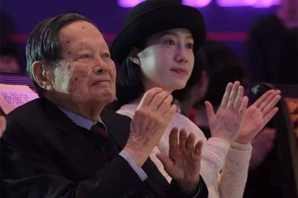 翁帆为97岁杨振宁产下一子是真的吗 杨振宁称不宜要孩子