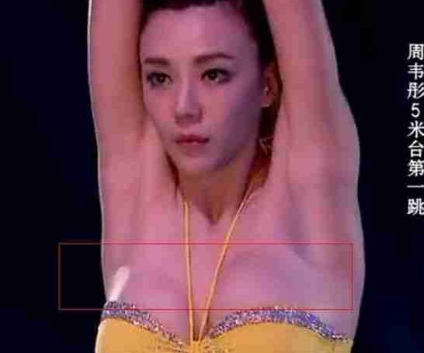 周韦彤跳水秀泳衣脱落秀胸视频 跳水露卫生巾图片