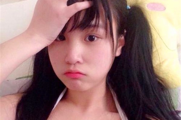 赛高酱的白丝照 这个小萝莉还真是有那么点可爱哈