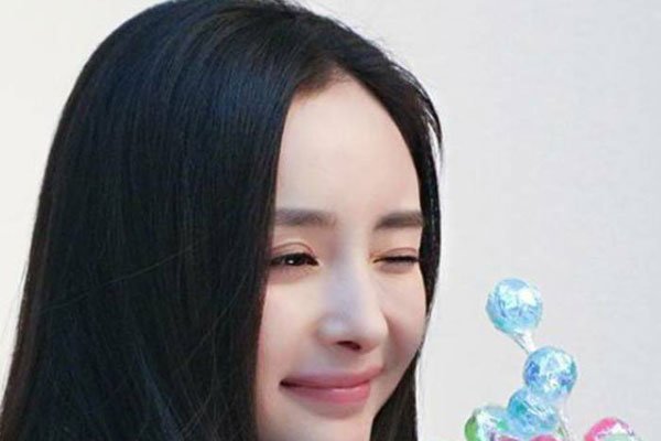 杨幂养小鬼送不走 香港离婚眼神变狠怎么回事