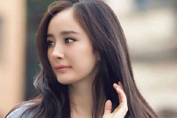 杨幂养小鬼送不走 香港离婚眼神变狠怎么回事