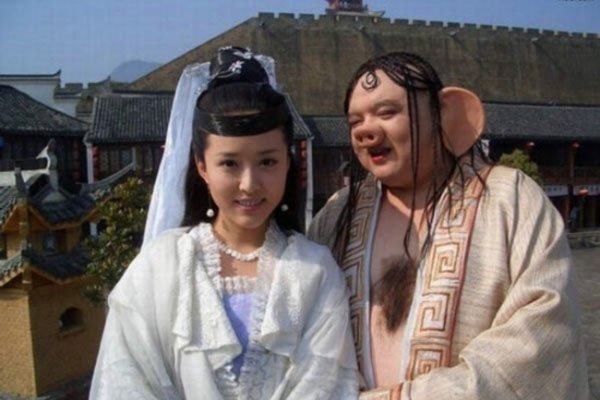 颜丹晨的鼻子怪怪的 看着还好吧比天生线下颜值的还要顺眼些