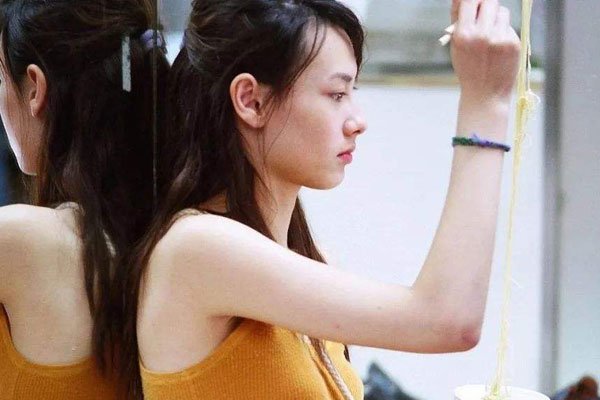 梁洛施孩子有问题吗 三个儿子个个身家百亿,自己也才30岁