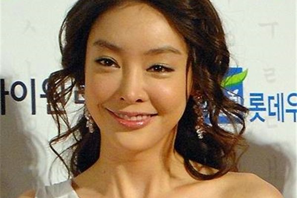 张紫妍是哪个经纪公司的 为什么不隐姓埋名还陪那么多人